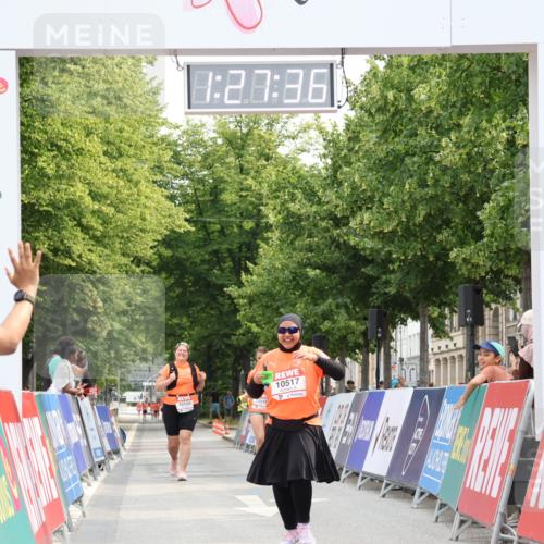 15.06.2025 - REWE Women's Run Strokosch-Dieckow http://msf.ph/oto/7931015 15.06.2025 10:28:15 Ziel 10504, 10517 meine-sportfotos.de