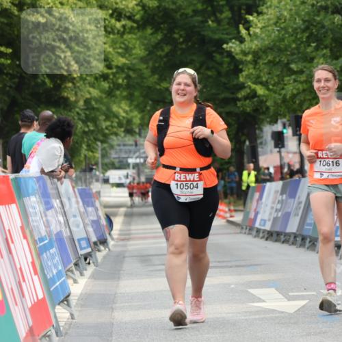 15.06.2025 - REWE Women's Run Strokosch-Dieckow http://msf.ph/oto/7931024 15.06.2025 10:28:20 Ziel 10504, 10517, 10616 meine-sportfotos.de