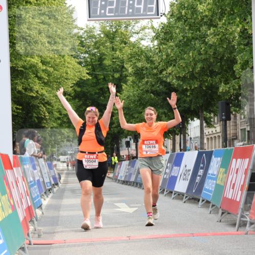 15.06.2025 - REWE Women's Run Strokosch-Dieckow http://msf.ph/oto/7931027 15.06.2025 10:28:21 Ziel 10504, 10517, 10616 meine-sportfotos.de