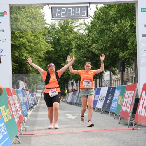 15.06.2025 - REWE Women's Run Strokosch-Dieckow http://msf.ph/oto/7931029 15.06.2025 10:28:21 Ziel 10504, 10517, 10616 meine-sportfotos.de