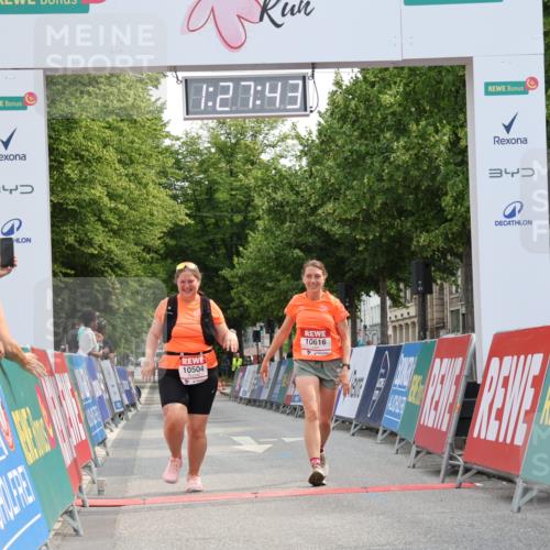 15.06.2025 - REWE Women's Run Strokosch-Dieckow http://msf.ph/oto/7931030 15.06.2025 10:28:22 Ziel 10504, 10517, 10616 meine-sportfotos.de