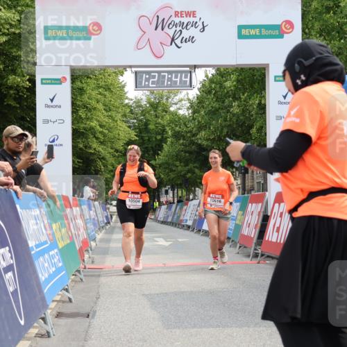 15.06.2025 - REWE Women's Run Strokosch-Dieckow http://msf.ph/oto/7931033 15.06.2025 10:28:23 Ziel 10504, 10616 meine-sportfotos.de