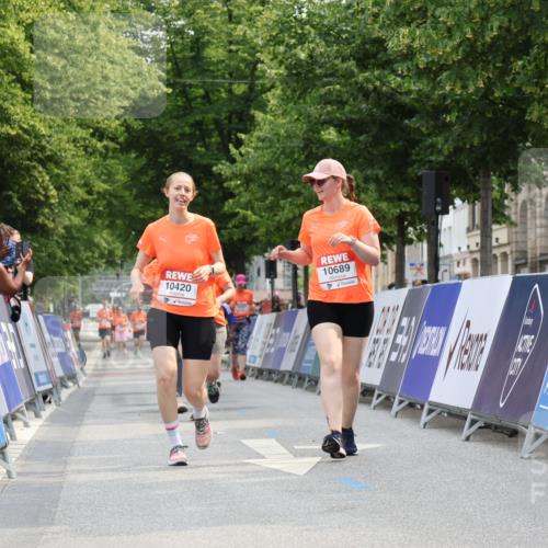 15.06.2025 - REWE Women's Run Strokosch-Dieckow http://msf.ph/oto/7931040 15.06.2025 10:29:15 Ziel 10180, 10420, 10689 meine-sportfotos.de
