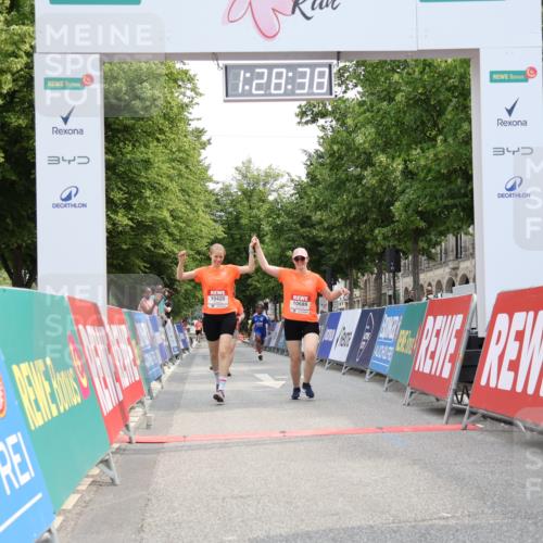15.06.2025 - REWE Women's Run Strokosch-Dieckow http://msf.ph/oto/7931043 15.06.2025 10:29:16 Ziel 10065, 10180, 10420, 10689 meine-sportfotos.de