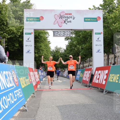 15.06.2025 - REWE Women's Run Strokosch-Dieckow http://msf.ph/oto/7931049 15.06.2025 10:29:18 Ziel 10065, 10180, 10420, 10689 meine-sportfotos.de