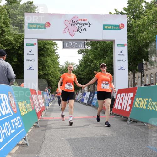 15.06.2025 - REWE Women's Run Strokosch-Dieckow http://msf.ph/oto/7931054 15.06.2025 10:29:19 Ziel 10065, 10180, 10420, 10689 meine-sportfotos.de