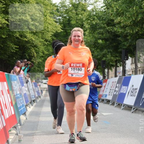 15.06.2025 - REWE Women's Run Strokosch-Dieckow http://msf.ph/oto/7931057 15.06.2025 10:29:20 Ziel 10065, 10180, 10420, 10689 meine-sportfotos.de