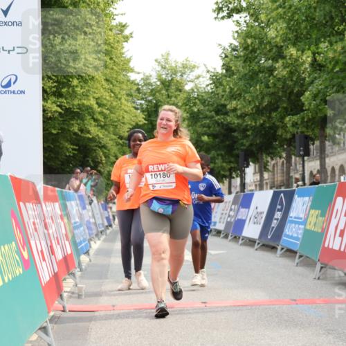 15.06.2025 - REWE Women's Run Strokosch-Dieckow http://msf.ph/oto/7931059 15.06.2025 10:29:21 Ziel 10065, 10180, 10420, 10689 meine-sportfotos.de
