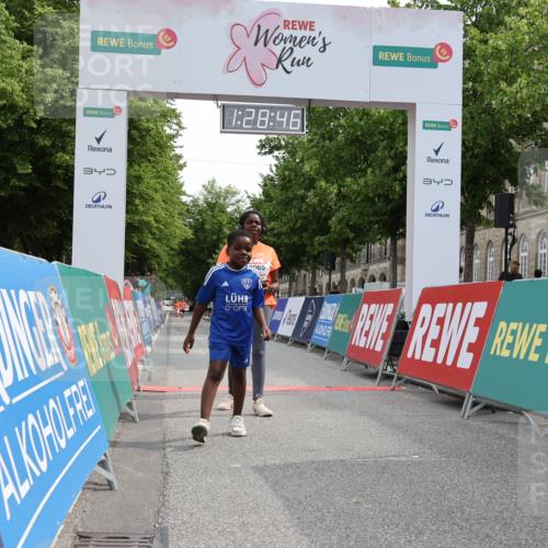 15.06.2025 - REWE Women's Run Strokosch-Dieckow http://msf.ph/oto/7931067 15.06.2025 10:29:25 Ziel 10065, 10180, 10420 meine-sportfotos.de