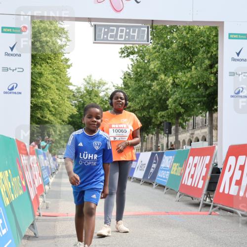 15.06.2025 - REWE Women's Run Strokosch-Dieckow http://msf.ph/oto/7931069 15.06.2025 10:29:25 Ziel 10065, 10180, 10420 meine-sportfotos.de