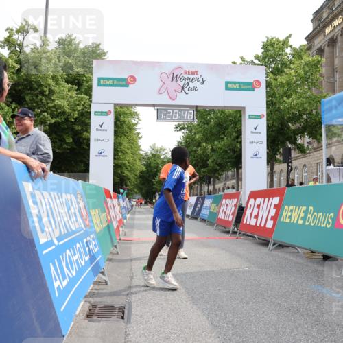 15.06.2025 - REWE Women's Run Strokosch-Dieckow http://msf.ph/oto/7931070 15.06.2025 10:29:26 Ziel 10065, 10180, 10467 meine-sportfotos.de