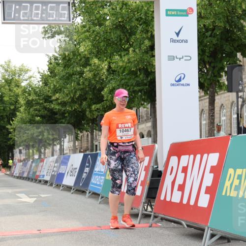 15.06.2025 - REWE Women's Run Strokosch-Dieckow http://msf.ph/oto/7931073 15.06.2025 10:29:33 Ziel 10467 meine-sportfotos.de