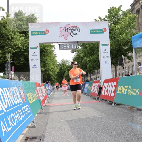 15.06.2025 - REWE Women's Run Strokosch-Dieckow http://msf.ph/oto/7931093 15.06.2025 10:29:52 Ziel 10576, 10785 meine-sportfotos.de