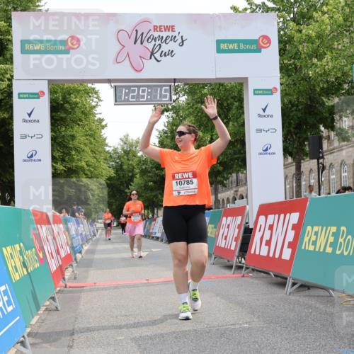 15.06.2025 - REWE Women's Run Strokosch-Dieckow http://msf.ph/oto/7931096 15.06.2025 10:29:53 Ziel 10576, 10785 meine-sportfotos.de