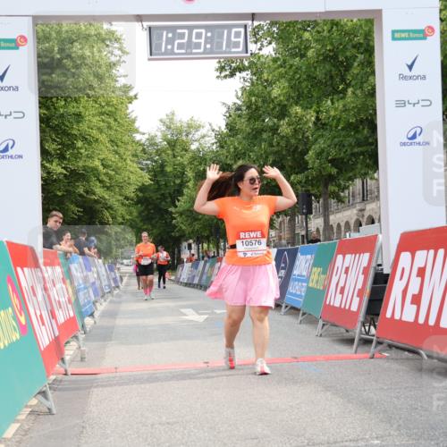 15.06.2025 - REWE Women's Run Strokosch-Dieckow http://msf.ph/oto/7931104 15.06.2025 10:29:57 Ziel 10576, 10785 meine-sportfotos.de