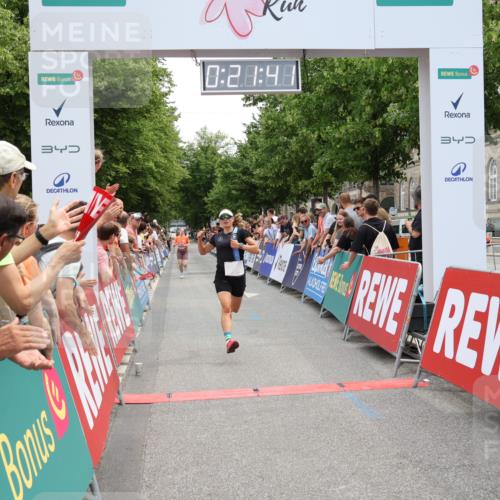 15.06.2025 - REWE Women's Run Strokosch-Dieckow http://msf.ph/oto/7931272 15.06.2025 10:51:58 Ziel 5065, 5353 meine-sportfotos.de