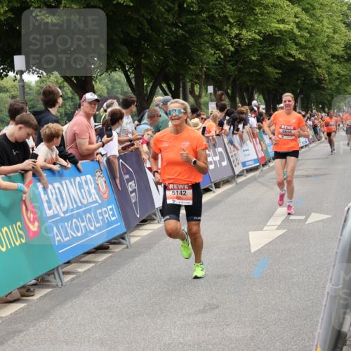 15.06.2025 - REWE Women's Run Strokosch-Dieckow http://msf.ph/oto/7931470 15.06.2025 10:57:22 Ziel 5142, 5537, 5656 meine-sportfotos.de