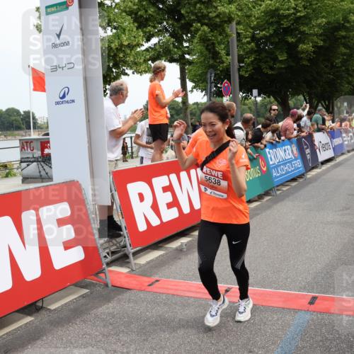 15.06.2025 - REWE Women's Run Strokosch-Dieckow http://msf.ph/oto/7931738 15.06.2025 10:59:32 Ziel 5263, 5290, 5381, 5495, 5638 meine-sportfotos.de