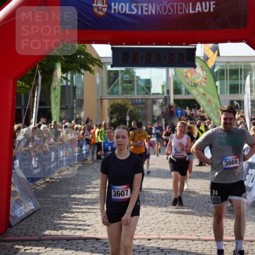 13.06.2025 - Holstenköstenlauf Felixshl http://msf.ph/oto/7931777 13.06.2025 18:00:35 Laufen 2195, 2339, 2346, 2351, 2563, 2587, 2808, 3285, 3607, 3647, 3653, 3669 meine-sportfotos.de
