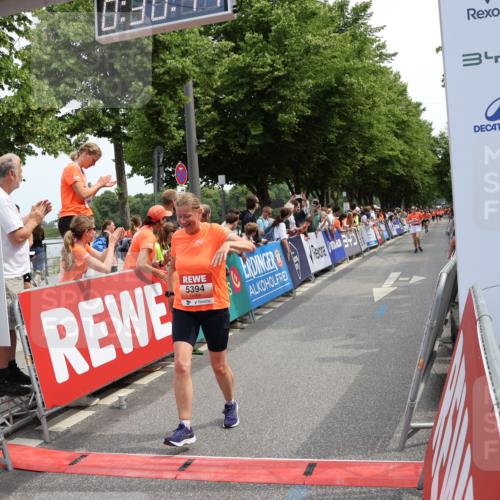 15.06.2025 - REWE Women's Run Strokosch-Dieckow http://msf.ph/oto/7931919 15.06.2025 11:01:01 Ziel 5230, 5319, 5394, 5528 meine-sportfotos.de