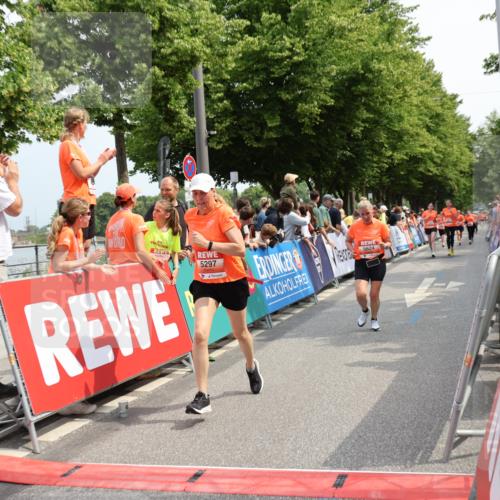15.06.2025 - REWE Women's Run Strokosch-Dieckow http://msf.ph/oto/7932562 15.06.2025 11:03:55 Ziel 5297, 5325, 5624 meine-sportfotos.de