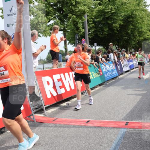 15.06.2025 - REWE Women's Run Strokosch-Dieckow http://msf.ph/oto/7932689 15.06.2025 11:04:18 Ziel 5076, 5226, 5229, 5294, 5427, 5448, 5524 meine-sportfotos.de