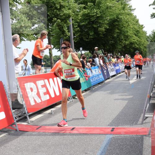 15.06.2025 - REWE Women's Run Strokosch-Dieckow http://msf.ph/oto/7932703 15.06.2025 11:04:21 Ziel 5007, 5076, 5226, 5229, 5294, 5448, 5524 meine-sportfotos.de