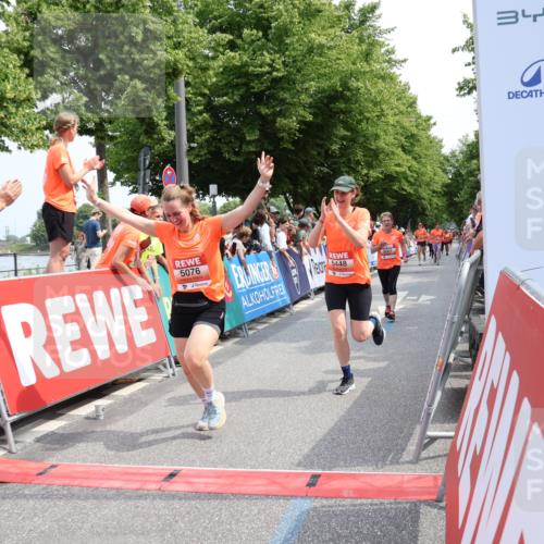 15.06.2025 - REWE Women's Run Strokosch-Dieckow http://msf.ph/oto/7932715 15.06.2025 11:04:23 Ziel 5007, 5076, 5226, 5229, 5294, 5448 meine-sportfotos.de