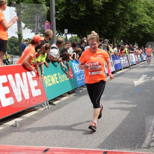 15.06.2025 - REWE Women's Run Strokosch-Dieckow http://msf.ph/oto/7932733 15.06.2025 11:04:25 Ziel 5007, 5076, 5226, 5229, 5294, 5448 meine-sportfotos.de