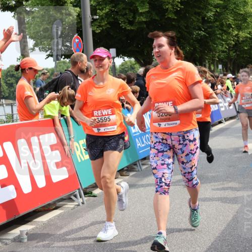 15.06.2025 - REWE Women's Run Strokosch-Dieckow http://msf.ph/oto/7932752 15.06.2025 11:04:33 Ziel 5018, 5268, 5502, 5550, 5595, 5681 meine-sportfotos.de