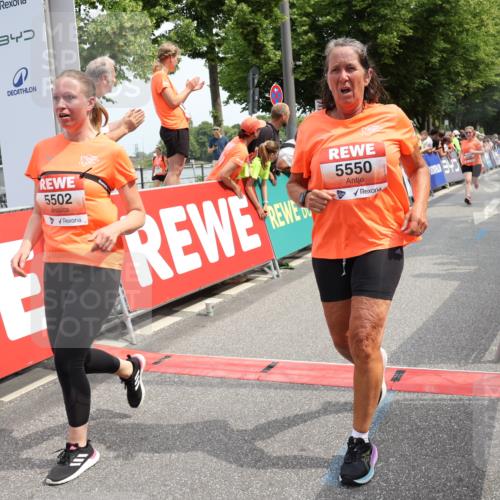 15.06.2025 - REWE Women's Run Strokosch-Dieckow http://msf.ph/oto/7932793 15.06.2025 11:04:39 Ziel 5018, 5268, 5502, 5550, 5590, 5595, 5681 meine-sportfotos.de