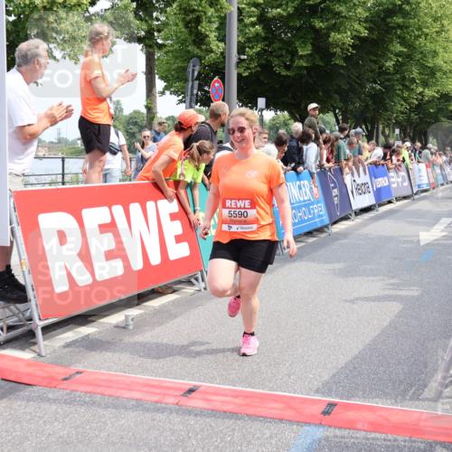 15.06.2025 - REWE Women's Run Strokosch-Dieckow http://msf.ph/oto/7932800 15.06.2025 11:04:42 Ziel 5420, 5502, 5550, 5590 meine-sportfotos.de