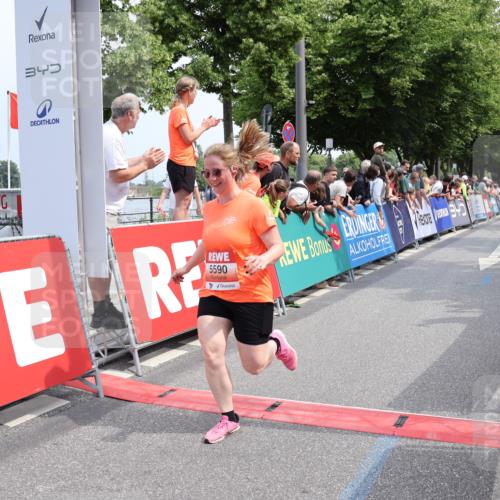 15.06.2025 - REWE Women's Run Strokosch-Dieckow http://msf.ph/oto/7932804 15.06.2025 11:04:42 Ziel 5420, 5502, 5550, 5590 meine-sportfotos.de