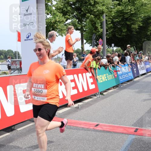 15.06.2025 - REWE Women's Run Strokosch-Dieckow http://msf.ph/oto/7932808 15.06.2025 11:04:42 Ziel 5420, 5502, 5550, 5590 meine-sportfotos.de