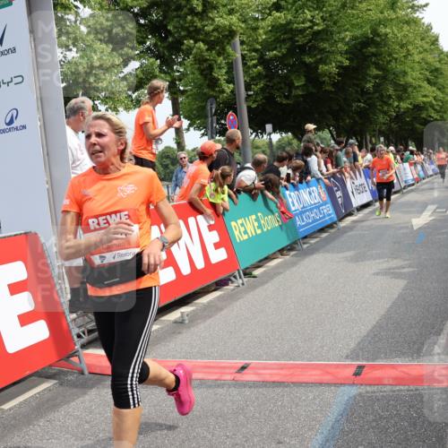 15.06.2025 - REWE Women's Run Strokosch-Dieckow http://msf.ph/oto/7932822 15.06.2025 11:04:48 Ziel 5023, 5420, 5590 meine-sportfotos.de