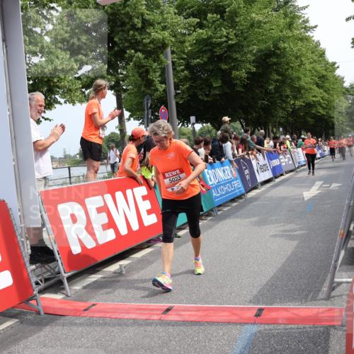 15.06.2025 - REWE Women's Run Strokosch-Dieckow http://msf.ph/oto/7932840 15.06.2025 11:04:52 Ziel 5023, 5408, 5420 meine-sportfotos.de