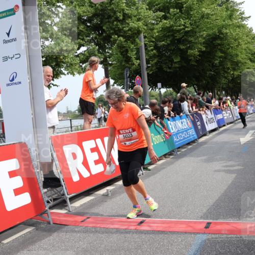 15.06.2025 - REWE Women's Run Strokosch-Dieckow http://msf.ph/oto/7932844 15.06.2025 11:04:52 Ziel 5023, 5408, 5420 meine-sportfotos.de
