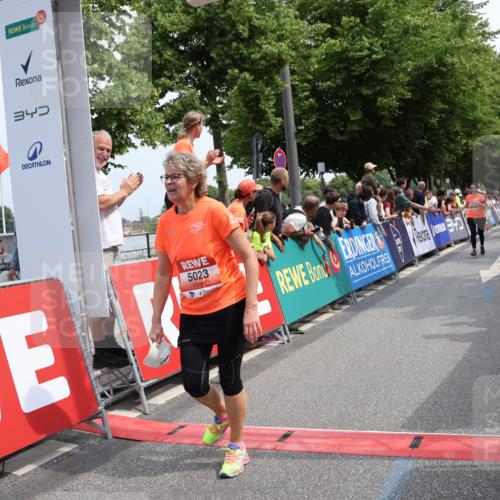 15.06.2025 - REWE Women's Run Strokosch-Dieckow http://msf.ph/oto/7932847 15.06.2025 11:04:52 Ziel 5023, 5408, 5420 meine-sportfotos.de