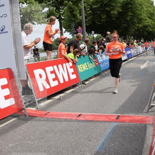 15.06.2025 - REWE Women's Run Strokosch-Dieckow http://msf.ph/oto/7932903 15.06.2025 11:05:03 Ziel 5020, 5021, 5458, 5459, 5574, 5596 meine-sportfotos.de