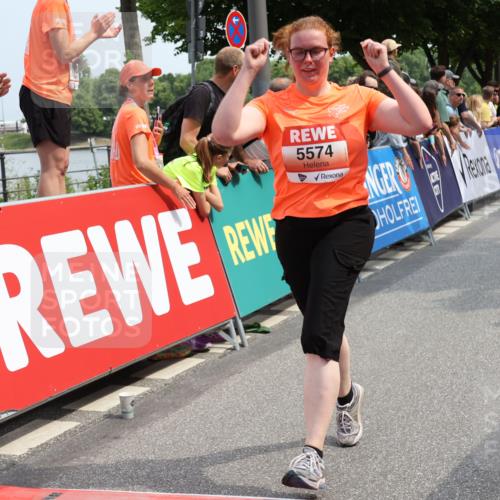 15.06.2025 - REWE Women's Run Strokosch-Dieckow http://msf.ph/oto/7932906 15.06.2025 11:05:03 Ziel 5020, 5021, 5458, 5459, 5574, 5596 meine-sportfotos.de