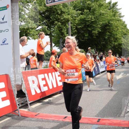 15.06.2025 - REWE Women's Run Strokosch-Dieckow http://msf.ph/oto/7932936 15.06.2025 11:05:10 Ziel 5183, 5184, 5202, 5301, 5574, 5596 meine-sportfotos.de