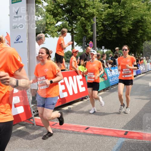 15.06.2025 - REWE Women's Run Strokosch-Dieckow http://msf.ph/oto/7932942 15.06.2025 11:05:11 Ziel 5183, 5184, 5202, 5301, 5596 meine-sportfotos.de