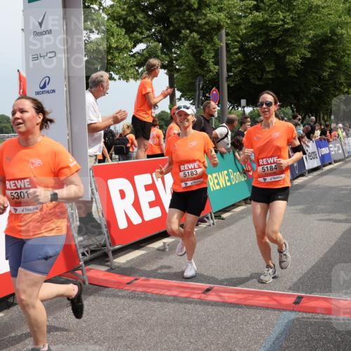 15.06.2025 - REWE Women's Run Strokosch-Dieckow http://msf.ph/oto/7932947 15.06.2025 11:05:11 Ziel 5183, 5184, 5202, 5301, 5596 meine-sportfotos.de