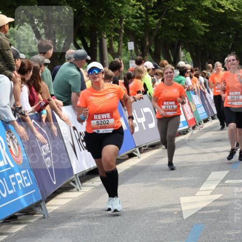 15.06.2025 - REWE Women's Run Strokosch-Dieckow http://msf.ph/oto/7932959 15.06.2025 11:05:14 Ziel 5116, 5183, 5184, 5202, 5301, 5321, 5346, 5347, 5596, 5639 meine-sportfotos.de