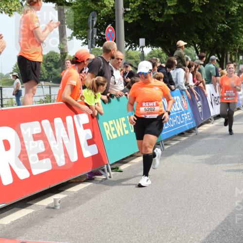 15.06.2025 - REWE Women's Run Strokosch-Dieckow http://msf.ph/oto/7932970 15.06.2025 11:05:16 Ziel 5116, 5183, 5184, 5202, 5224, 5301, 5321, 5346, 5347, 5596, 5639 meine-sportfotos.de