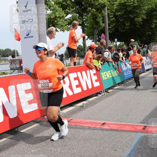 15.06.2025 - REWE Women's Run Strokosch-Dieckow http://msf.ph/oto/7932982 15.06.2025 11:05:17 Ziel 5116, 5183, 5184, 5202, 5224, 5301, 5321, 5346, 5347, 5639 meine-sportfotos.de