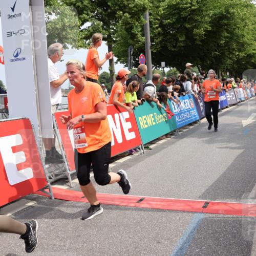 15.06.2025 - REWE Women's Run Strokosch-Dieckow http://msf.ph/oto/7933004 15.06.2025 11:05:19 Ziel 5116, 5202, 5223, 5224, 5321, 5346, 5347, 5639 meine-sportfotos.de