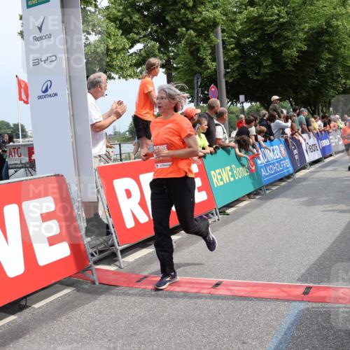15.06.2025 - REWE Women's Run Strokosch-Dieckow http://msf.ph/oto/7933014 15.06.2025 11:05:21 Ziel 5116, 5202, 5223, 5224, 5321, 5346, 5347, 5518, 5639, 5646, 5690 meine-sportfotos.de