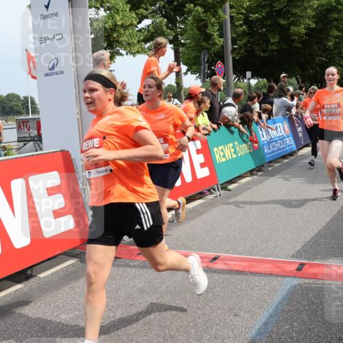 15.06.2025 - REWE Women's Run Strokosch-Dieckow http://msf.ph/oto/7933055 15.06.2025 11:05:27 Ziel 5089, 5103, 5216, 5223, 5224, 5275, 5347, 5401, 5439, 5440, 5444, 5477, 5518, 5540, 5557, 5646, 5690 meine-sportfotos.de