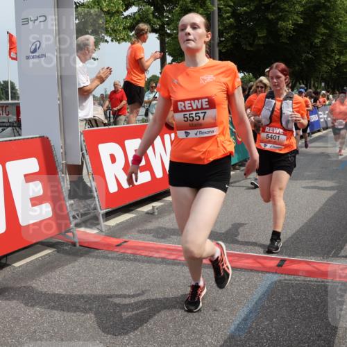 15.06.2025 - REWE Women's Run Strokosch-Dieckow http://msf.ph/oto/7933062 15.06.2025 11:05:28 Ziel 5089, 5103, 5216, 5223, 5224, 5275, 5401, 5431, 5439, 5440, 5444, 5477, 5518, 5540, 5557, 5646, 5690 meine-sportfotos.de